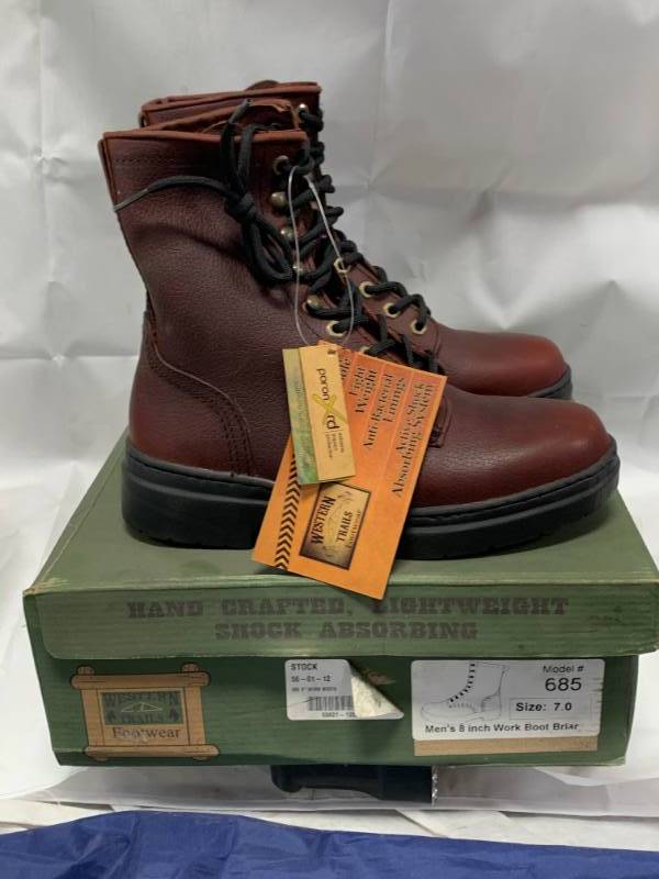lot 73 image: Mens Size 7 Work Boots 8