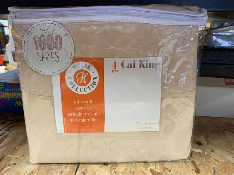 lot 84 image: 4 Piece Microfiber California King Sheet Set