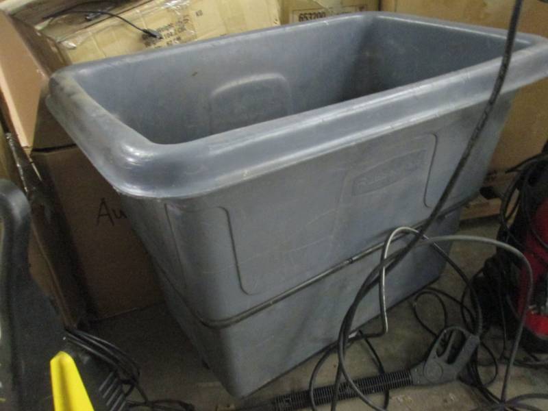 Heavy Duty Rubbermaid Rolling Bin C...