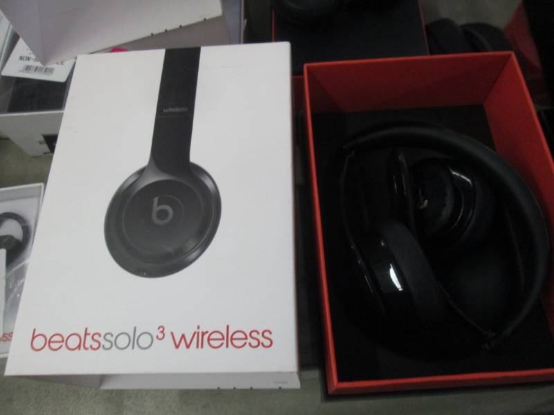 Lot of 4 Beats Solo 3 Wireless Head...