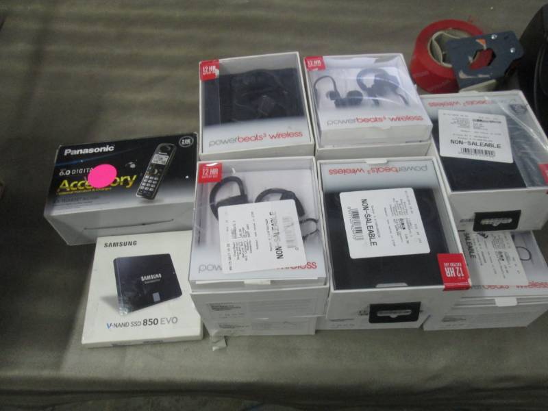 Lot of 11 PowerBeats 3 Wireless Ear...