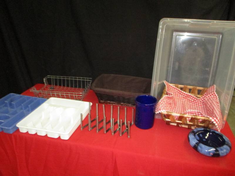 lot 27 image: Baskets, Kitchen organizers and vases