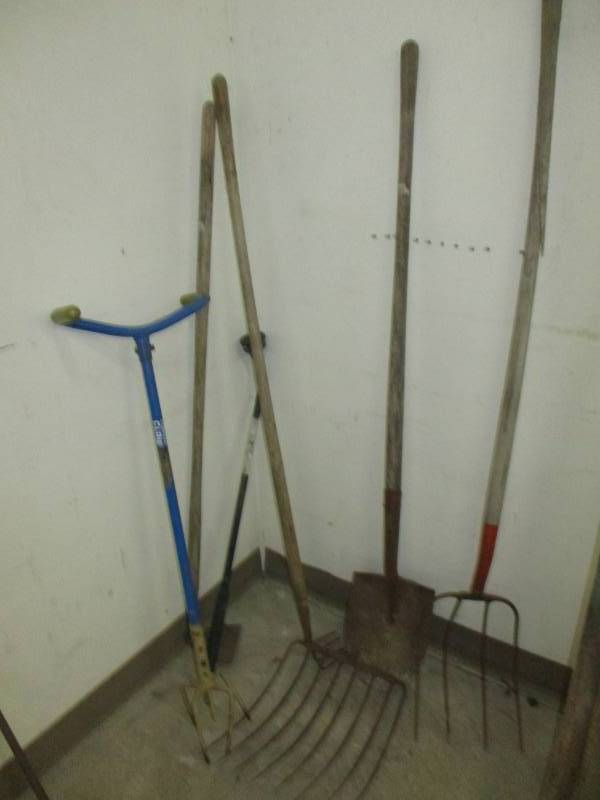 lot 67 image: Garden shovel, hoes, garden claw, Forks