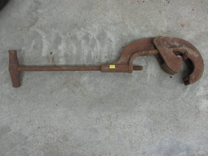 lot 86 image: Large Cast Iron Pipe Cutter 29 as in pic can get longer