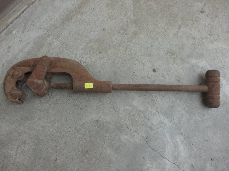 lot 87 image: Cast Iron Pipe Cutter 21 in pics can get longer