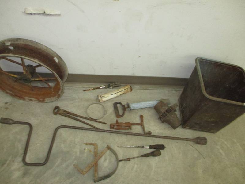 lot 88 image: Grabber, Metal some cast iron pieces