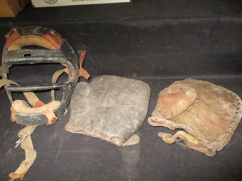 lot 107 image: Vintage Baseball Gloves