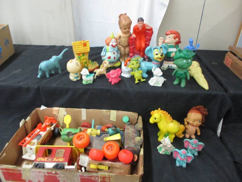 lot 120 image: Antique Plastic sqeeky toys and banks