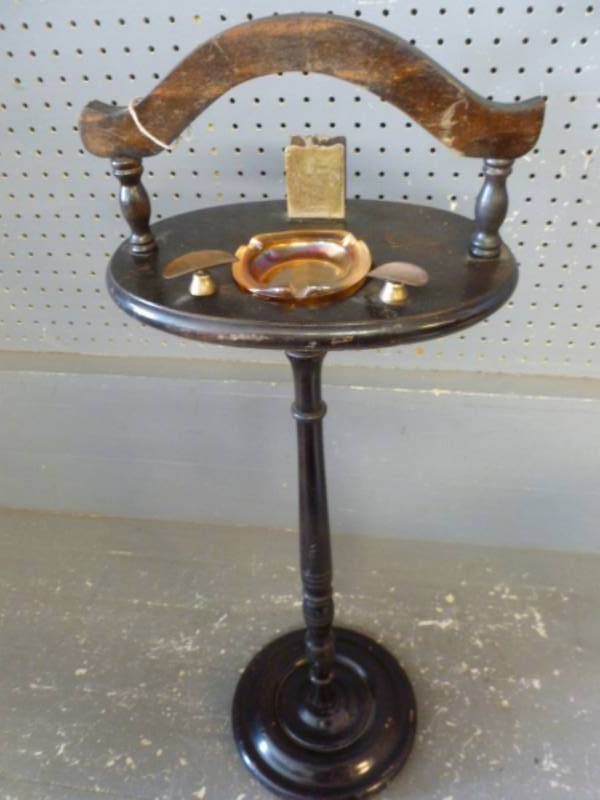 lot 8 image: Vintage Smoke Stand