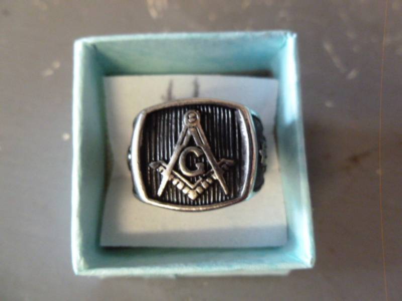 lot 75 image: Mens Ring