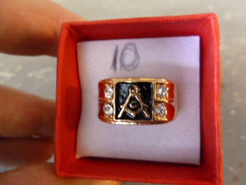lot 76 image: Mens Ring