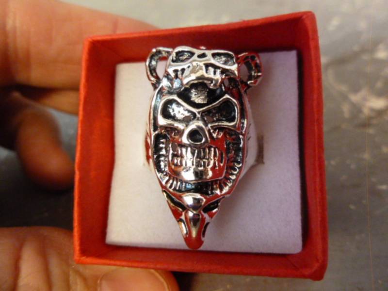lot 81 image: Mens Ring