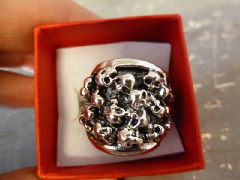 lot 82 image: Mens Ring