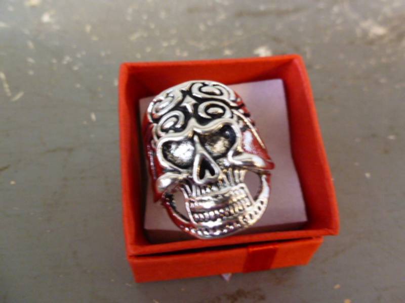 lot 84 image: Mens Ring