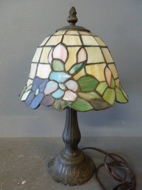 lot 97 image: Dresser Lamp