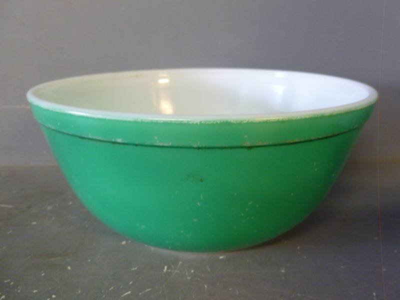 lot 100 image: Vintage Pyrex Bowl