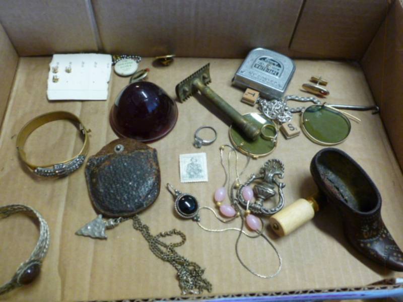 lot 106 image: Vintage Items