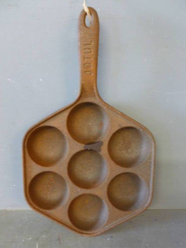 lot 109 image: Cast Iron Pan