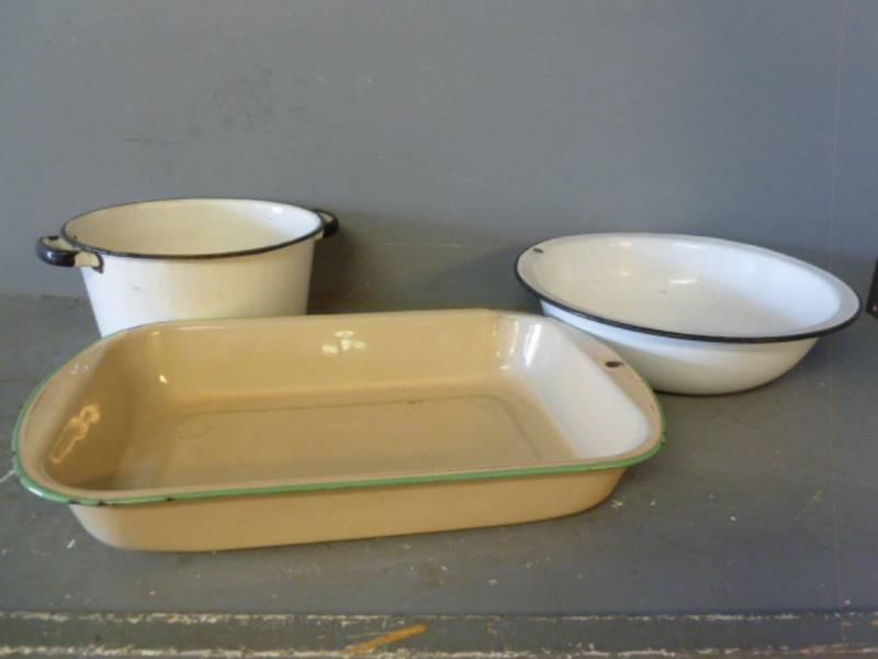lot 114 image: Vintage Enamelware