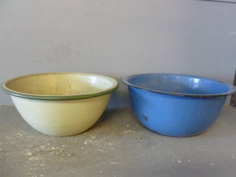 lot 116 image: Vintage Enamelware