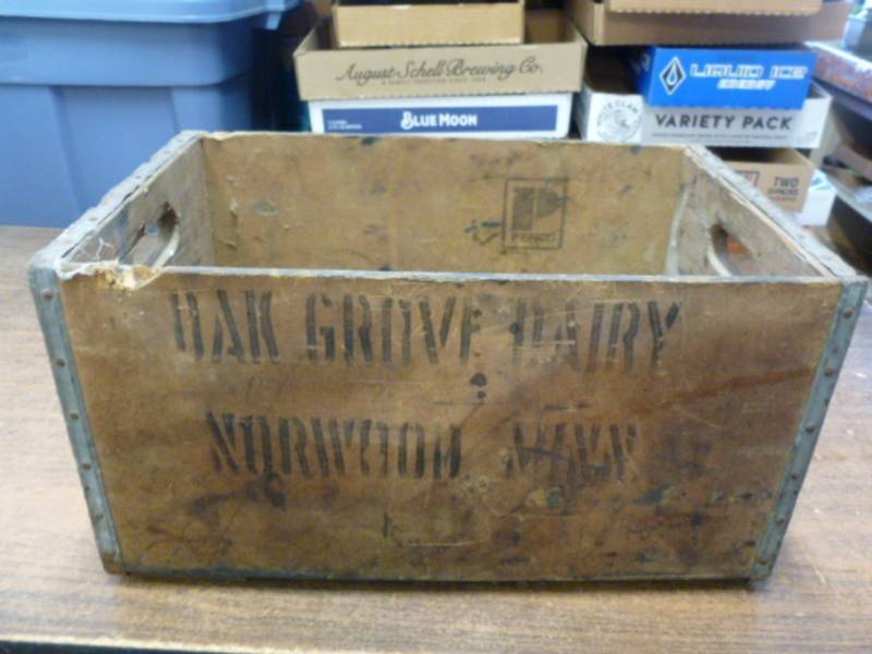 lot 124 image: Vintage Wooden Box