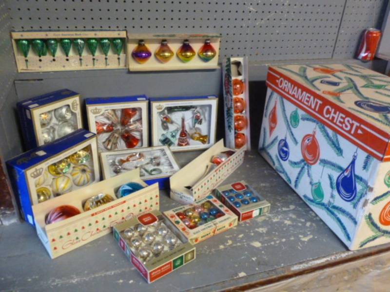 lot 260 image: Vintage Christmas Items