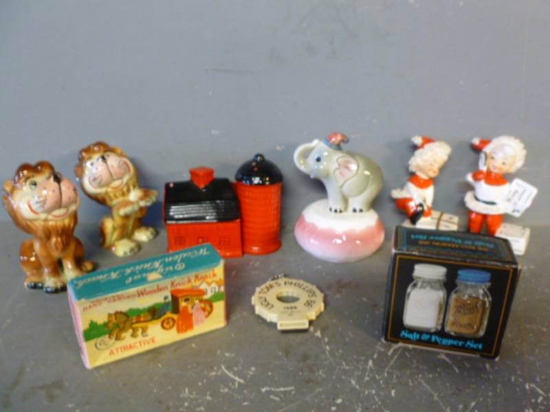 lot 261 image: Vintage Figurines