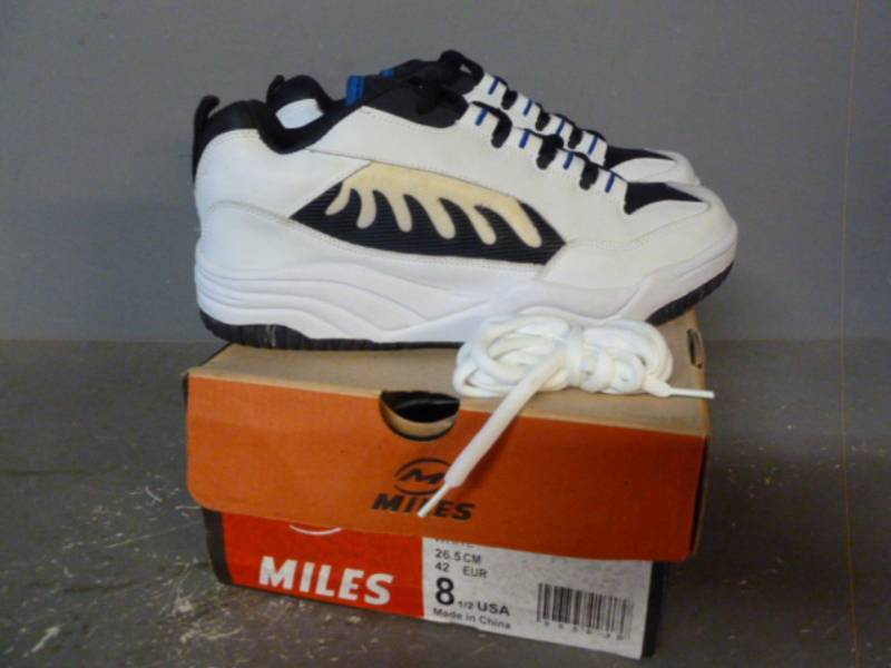 lot 275 image: Shoes