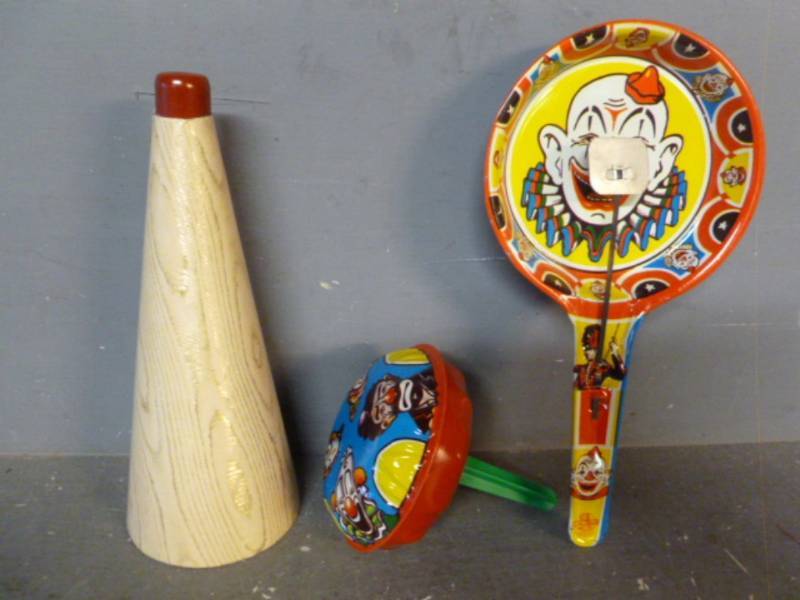 lot 281 image: Tin Toys