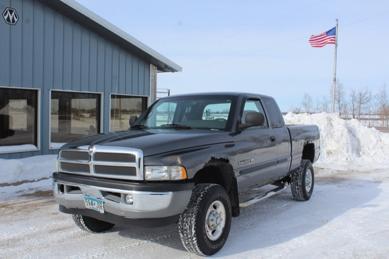 lot 3440 image: 2001 Dodge Ram 2500 Laramie Extended Cab 4x4