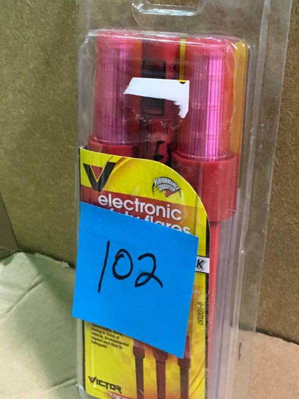 Victor 077231002011 Led Electronic Safety Flares 3-packs 6  in like new condition