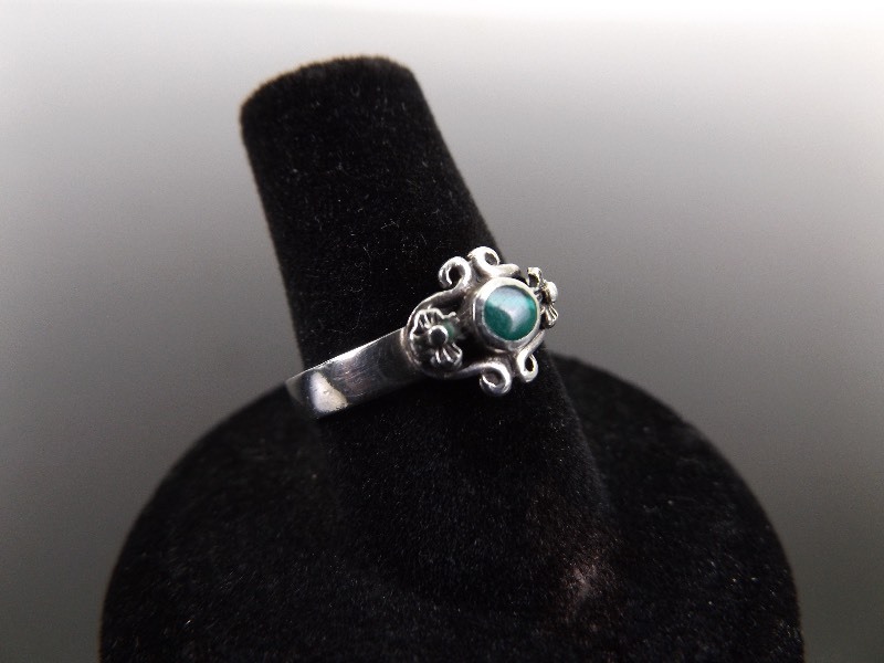 lot 13 image: .925 Sterling Silver Inlayed Malachite Flower Ring Size 7