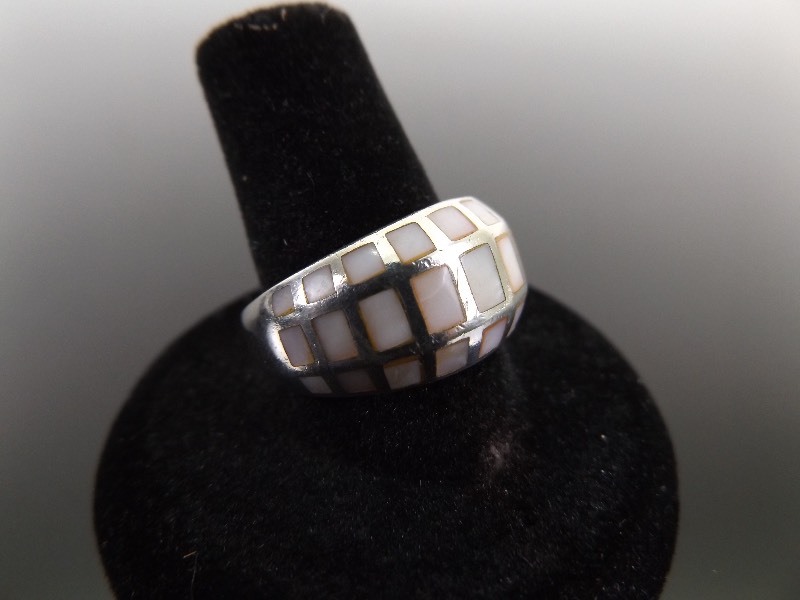 lot 20 image: .925 Sterling Silver Inlayed Mother of Pearl Dome Ring Size 8.5