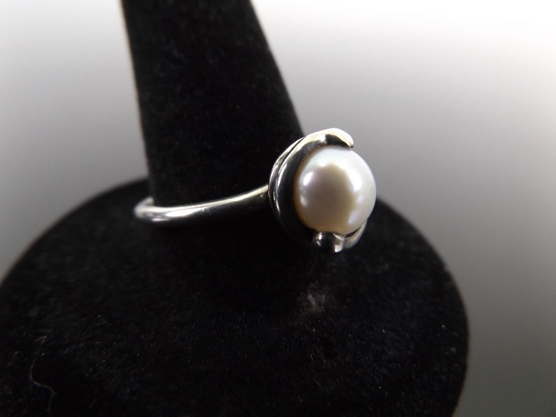 lot 21 image: .925 Sterling Silver Cultured Pearl Ring Size 8.75