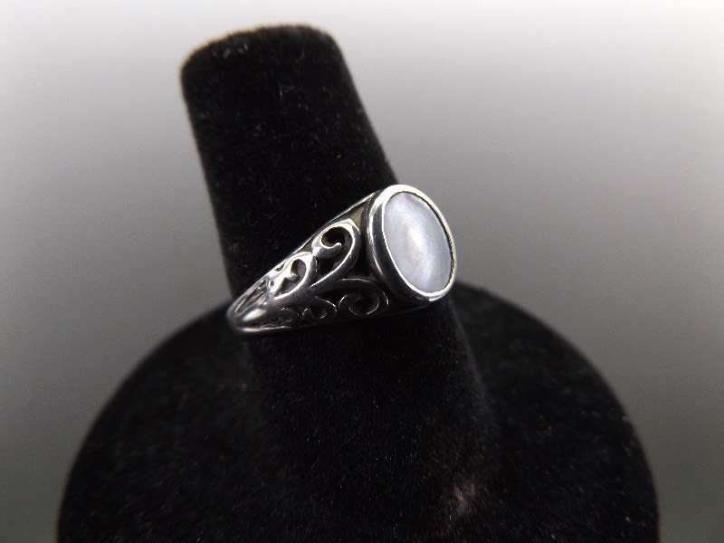 lot 22 image: .925 Sterling Silver inlayed Mother of Pearl Ring Size 6.5