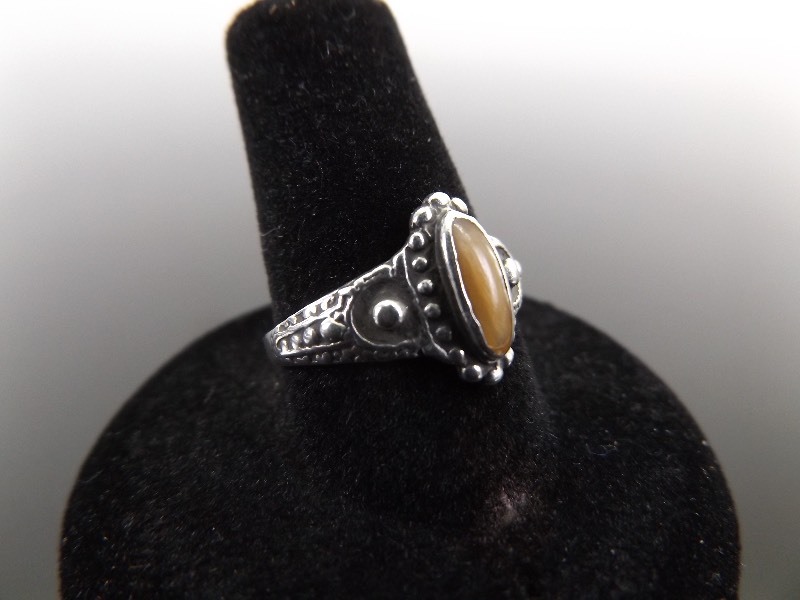 lot 23 image: .925 Sterling Silver Shell Cabochon Ring Size 8.25
