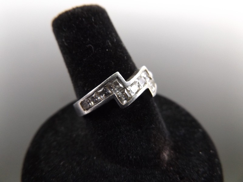 lot 27 image: .925 Sterling Silver Crystal Ring Size 6.75