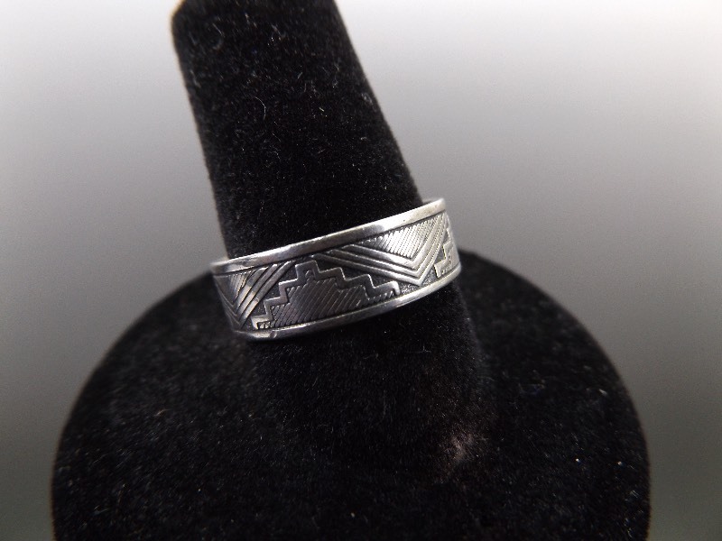 lot 29 image: .925 Sterling Silver Etched Aztec Designed Ring Size 8