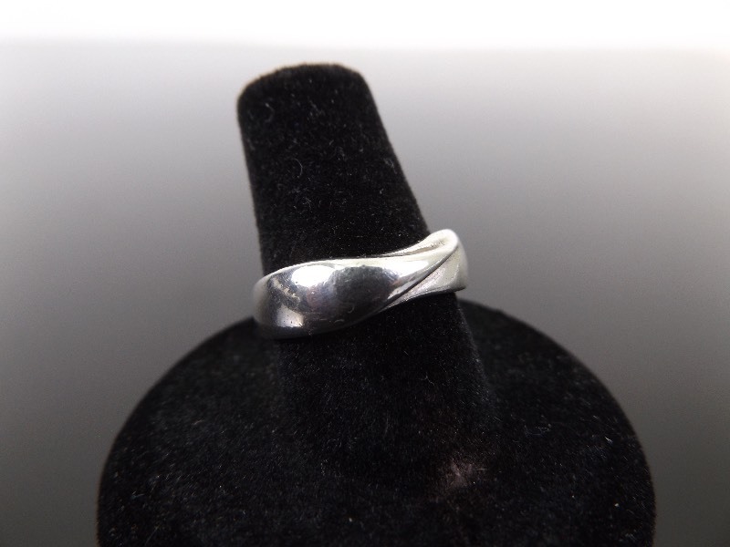 lot 30 image: .925 Sterling Silver Art Ring Size 7