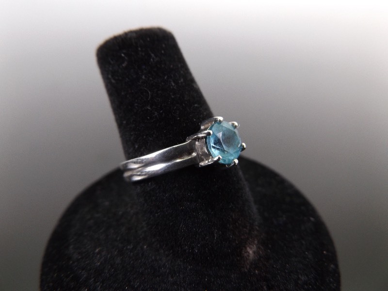lot 9 image: .925 Sterling Silver Aquamarine Solitaire Ring Size 6.75