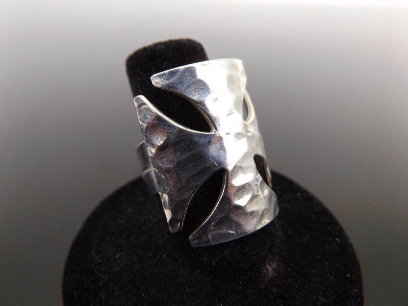 lot 32 image: .925 Sterling Silver Grand Cross Ring Size 7