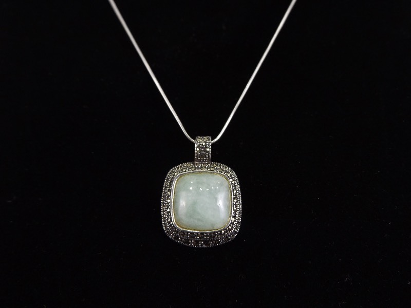 lot 47 image: .925 Sterling Silver Art Nouveau Green Aventurine Pendant Necklace