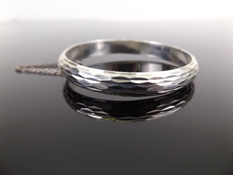 lot 68 image: .925 Sterling Silver Gouged Pattern Hinged Bangle Bracelet