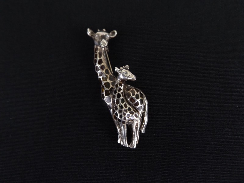 lot 76 image: .925 Sterling Silver Mama and Baby Giraffe Brooch