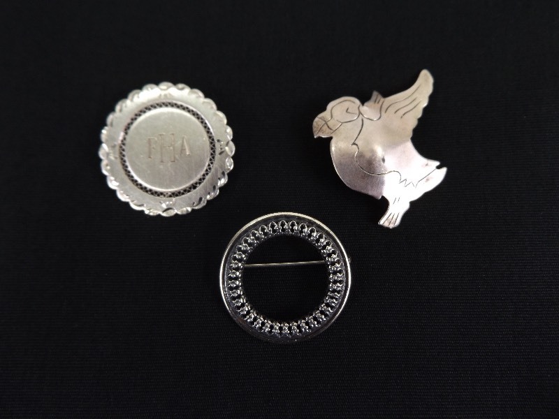 lot 78 image: 3 Misc. .925 Sterling Silver Brooches
