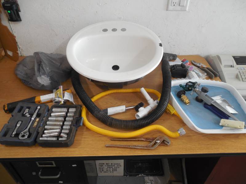 lot 40 image: ASSORTED HANDYMAN LOT