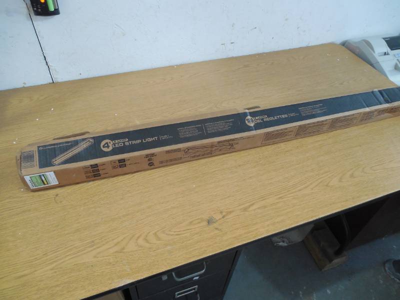 lot 47 image: Metalux SLSTP LED Strip Shop Light (Common 4-ft Actual 2.5-in x 47-in)