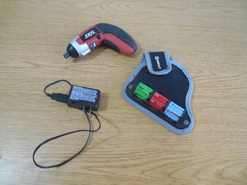 lot 53 image: SKILL CORDLESS SCREW DRIVER & BIT LOT