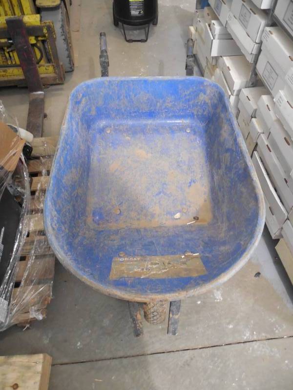 lot 66 image: Kobalt 6-cu ft Steel Wheelbarrow with Flat-Free Tire