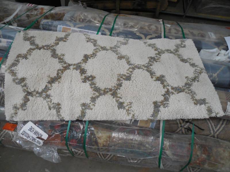 lot 93 image: 3 X 6 AREA RUG
